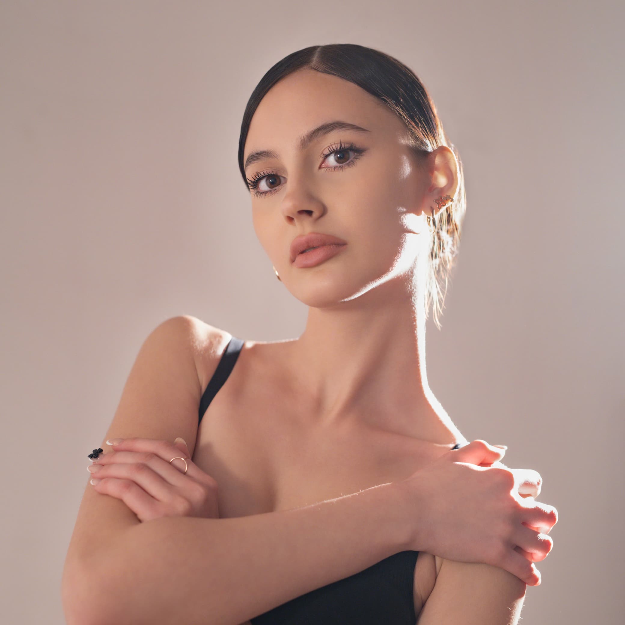 Portret studyjny kobiety — naturalne światło, skupione spojrzenie, minimalna stylizacja