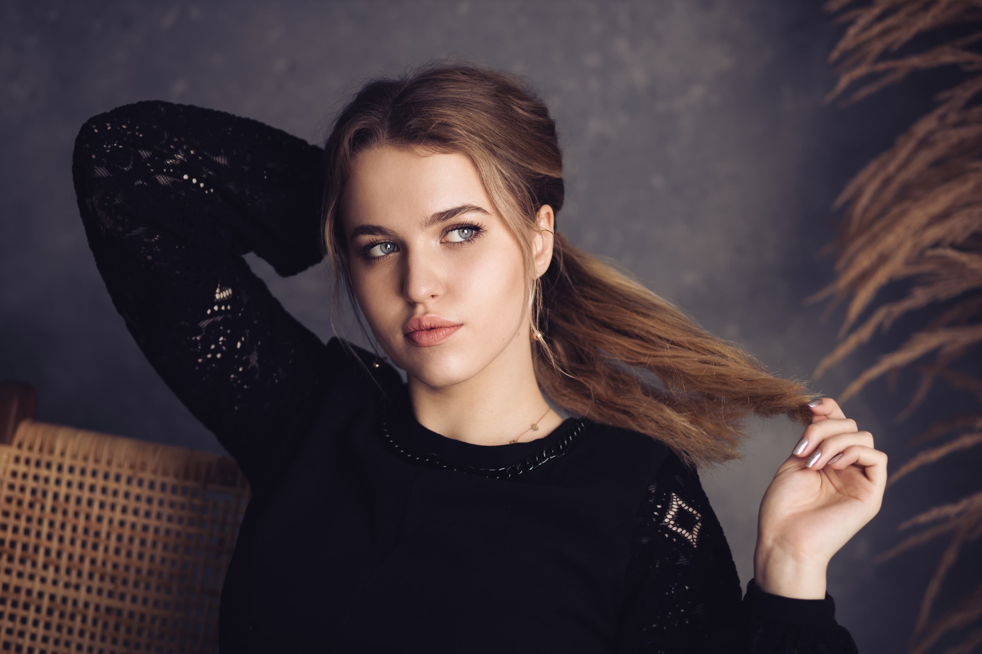 Portret kobiety w studiu — klimatyczne oświetlenie, czarna stylizacja, sesja portretowa KLEYNOT Poznań