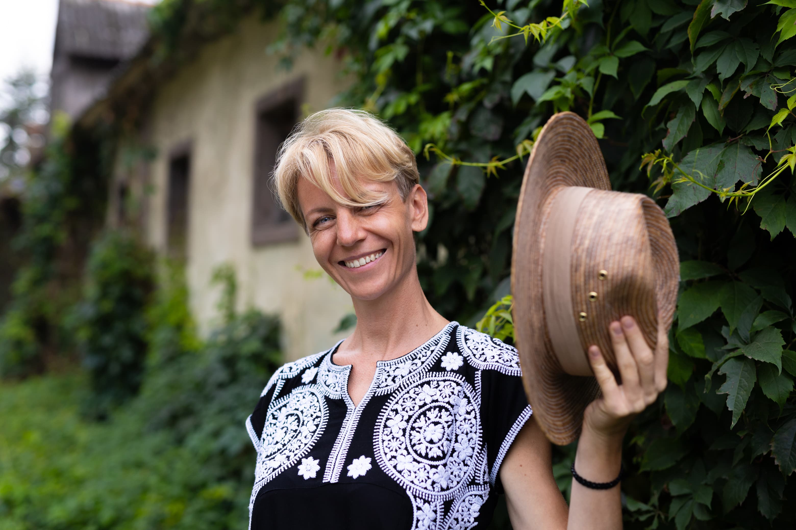 Kobieta uśmiechnięta podczas sesji portretowej — naturalna, radosna, obecna