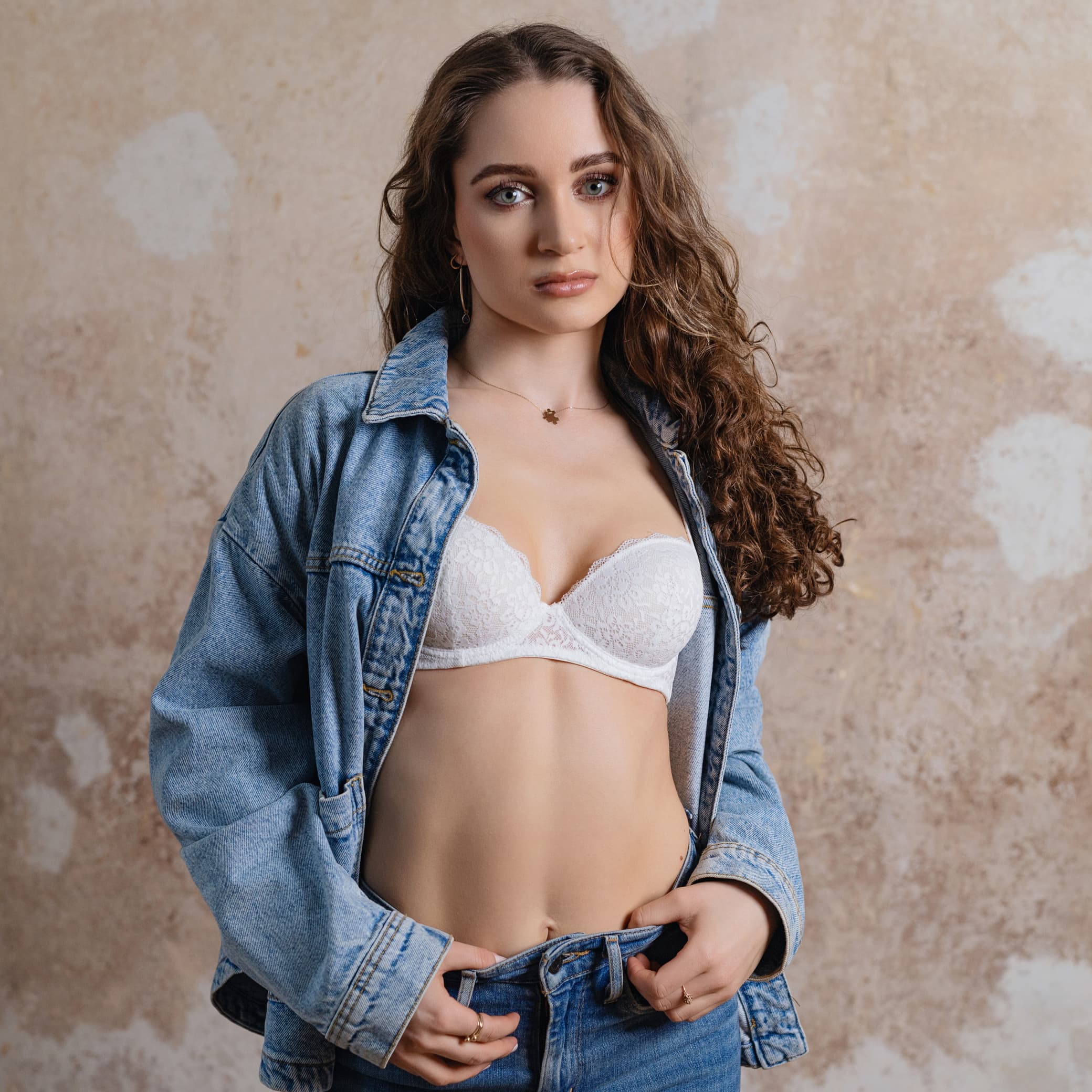 Stylizacja na sesję portretową — kobieta w casualowej stylizacji z jeansową kurtką