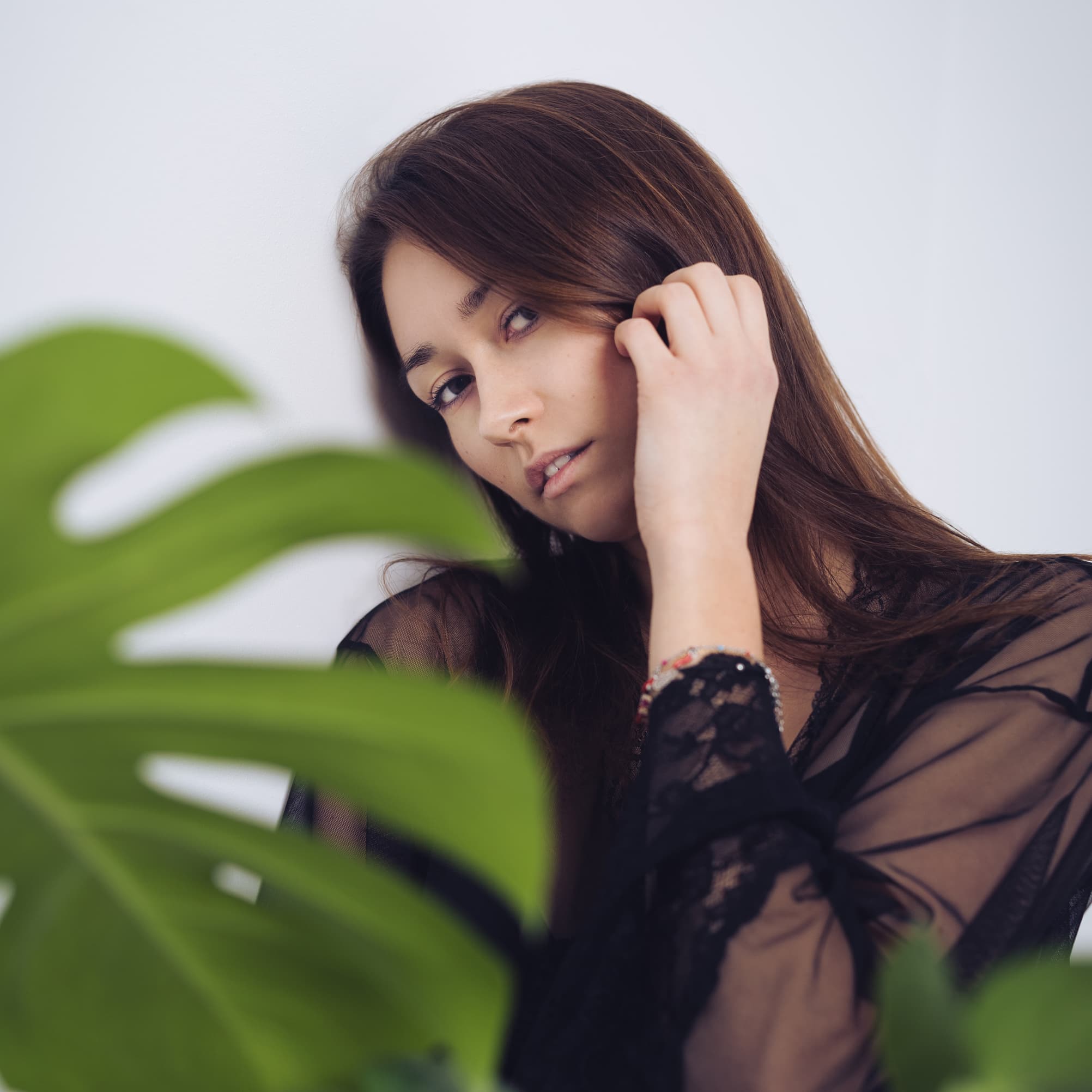 Portret kobiety z monsterą — delikatny, naturalny, studyjny